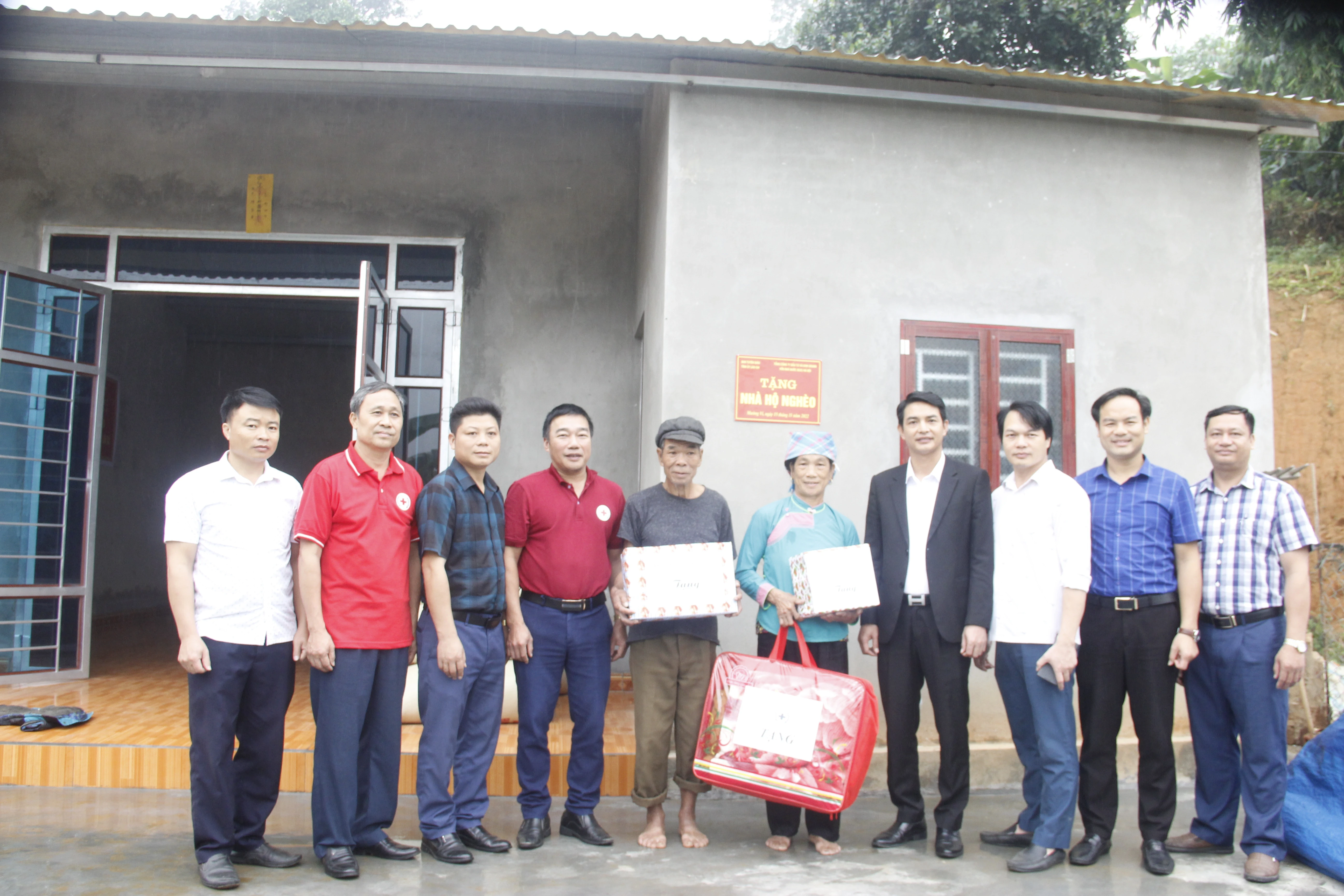 Bàn giao nhà cho hai hộ nghèo tại xã Mường Vi (Bát Xát) ảnh 1