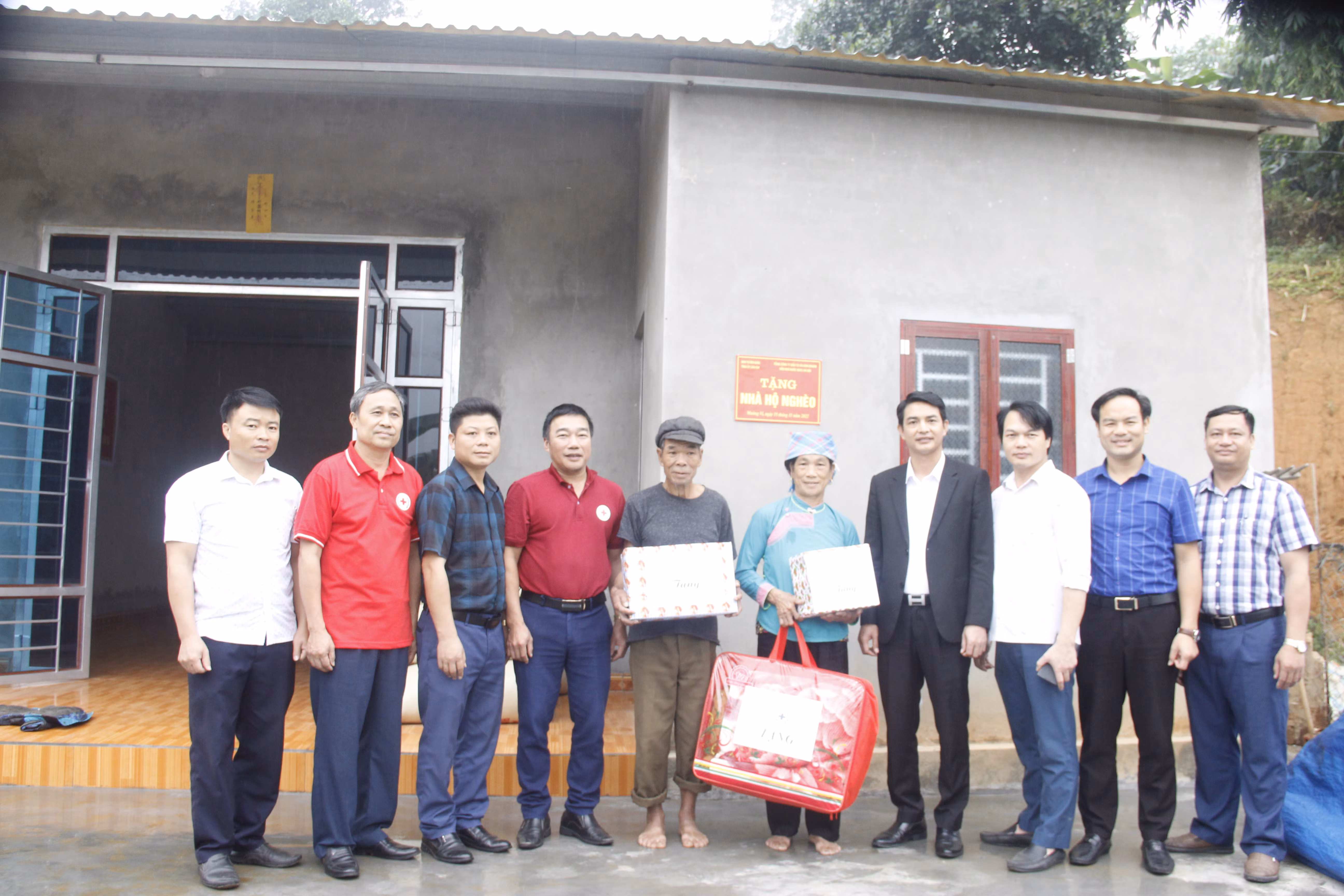 Bàn giao nhà cho hai hộ nghèo tại xã Mường Vi (Bát Xát) ảnh 1