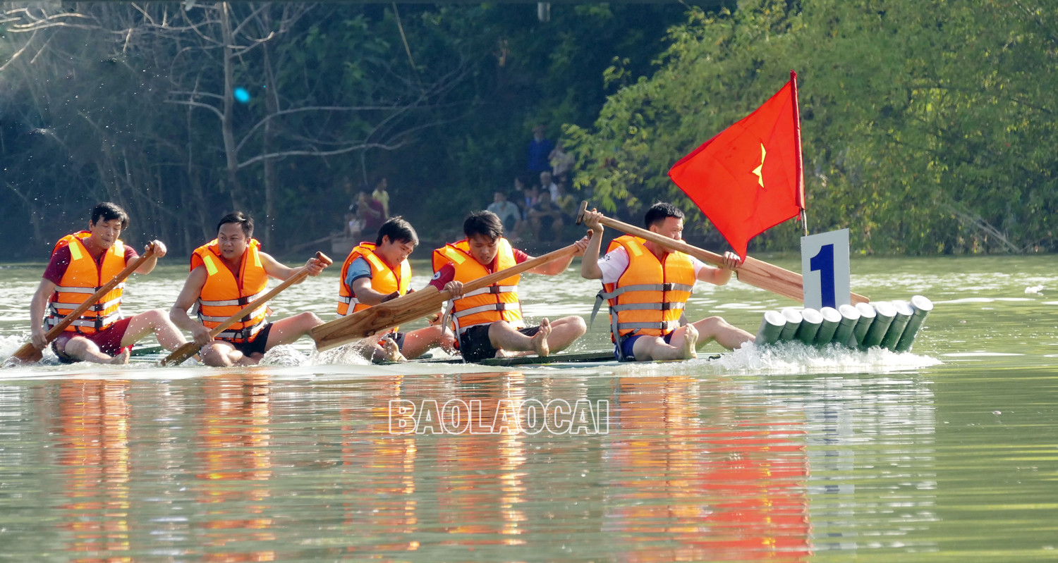 Các đội đua nhận được sự cổ vũ nhiệt tình của người dân địa phương và du khách. Các vòng đua diễn ra đầy kịch tính, hấp dẫn. Lực lượng cứu hộ, cảnh sát đường thủy luôn theo sát các đội đua. Trao giải Nhất cho đội đua mảng xã Phúc Khánh. Các đội đua nhận được sự cổ vũ nhiệt tình của người dân địa phương và du khách. Các vòng đua diễn ra đầy kịch tính, hấp dẫn. Lực lượng cứu hộ, cảnh sát đường thủy luôn theo sát các đội đua. Trao giải Nhất cho đội đua mảng xã Phúc Khánh.