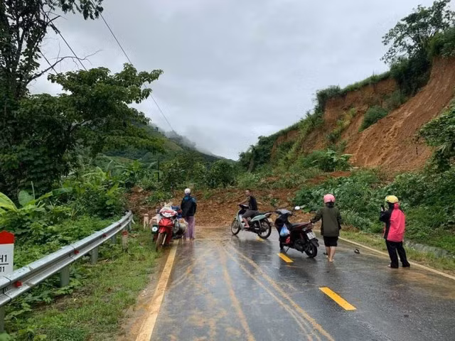 Ở khu vực Tây Bắc, ngoài đường cao tốc Nội Bài - Lào Cai, các tuyến đường khác cấp đường đều thấp (kể cả quốc lộ) và chỉ đạt tiêu chuẩn đường cấp V-IV miền núi thường xuyên xảy ra tai nạn giao thông.