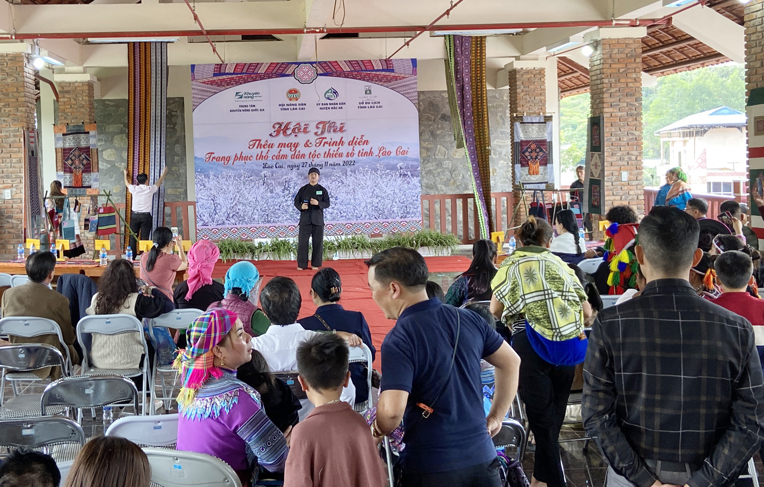 Du khách tham quan Hội thi "Thêu, may và trình diễn trang phục thổ cẩm dân tộc thiểu số tỉnh Lào Cai". Khách du lịch nước ngoài tham quan làng bản ở Bắc Hà.
