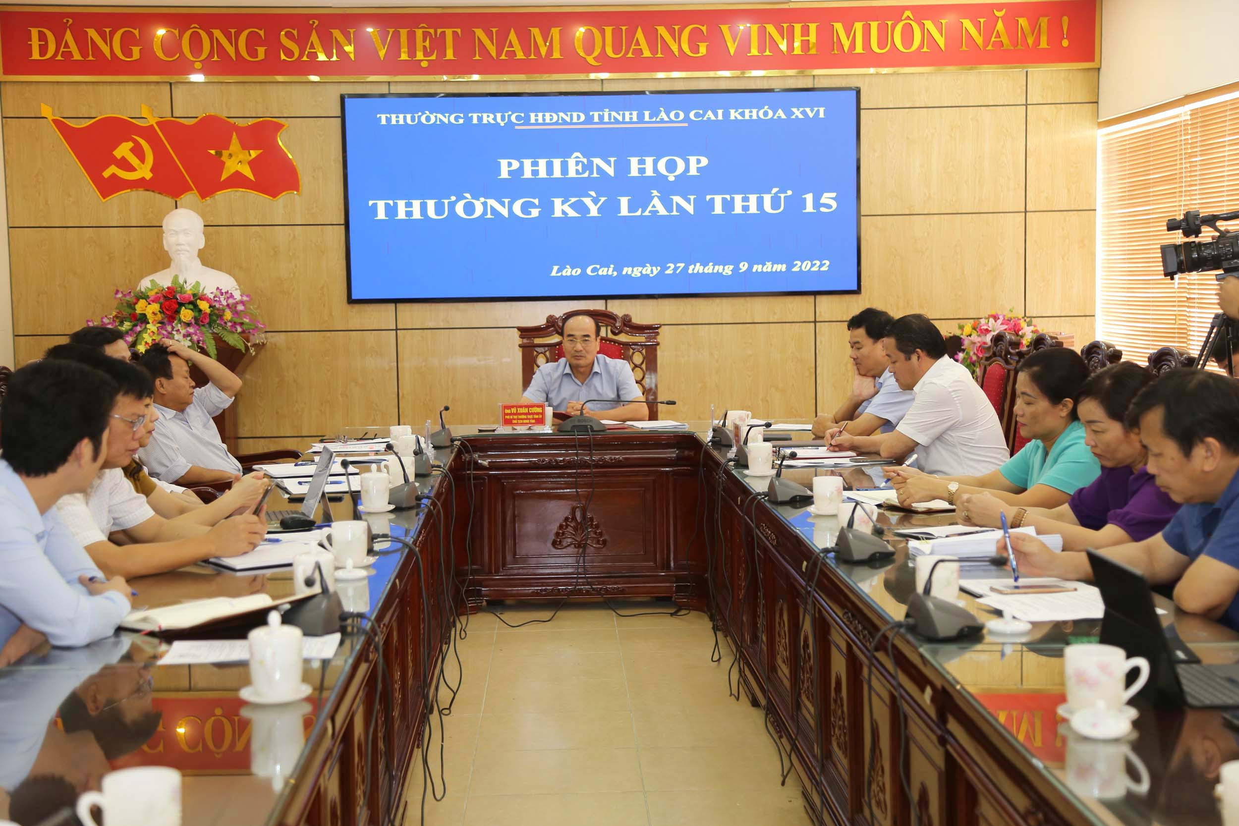 Quang cảnh phiên họp.
