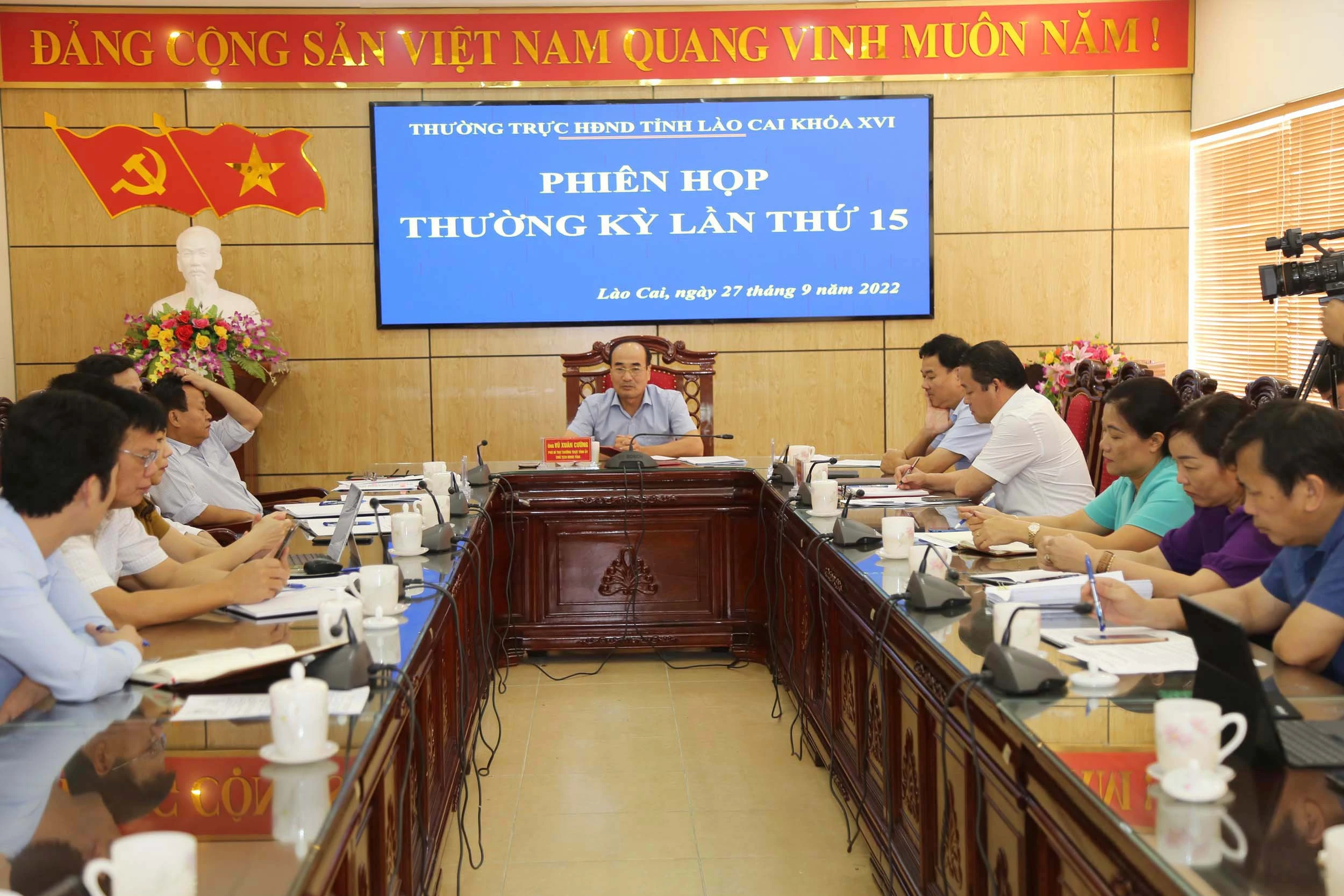 Quang cảnh phiên họp.