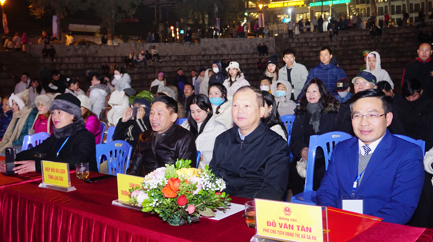 Các đại biểu và người dân tham dự lễ khai mạc. Các đại biểu và người dân tham dự lễ khai mạc.