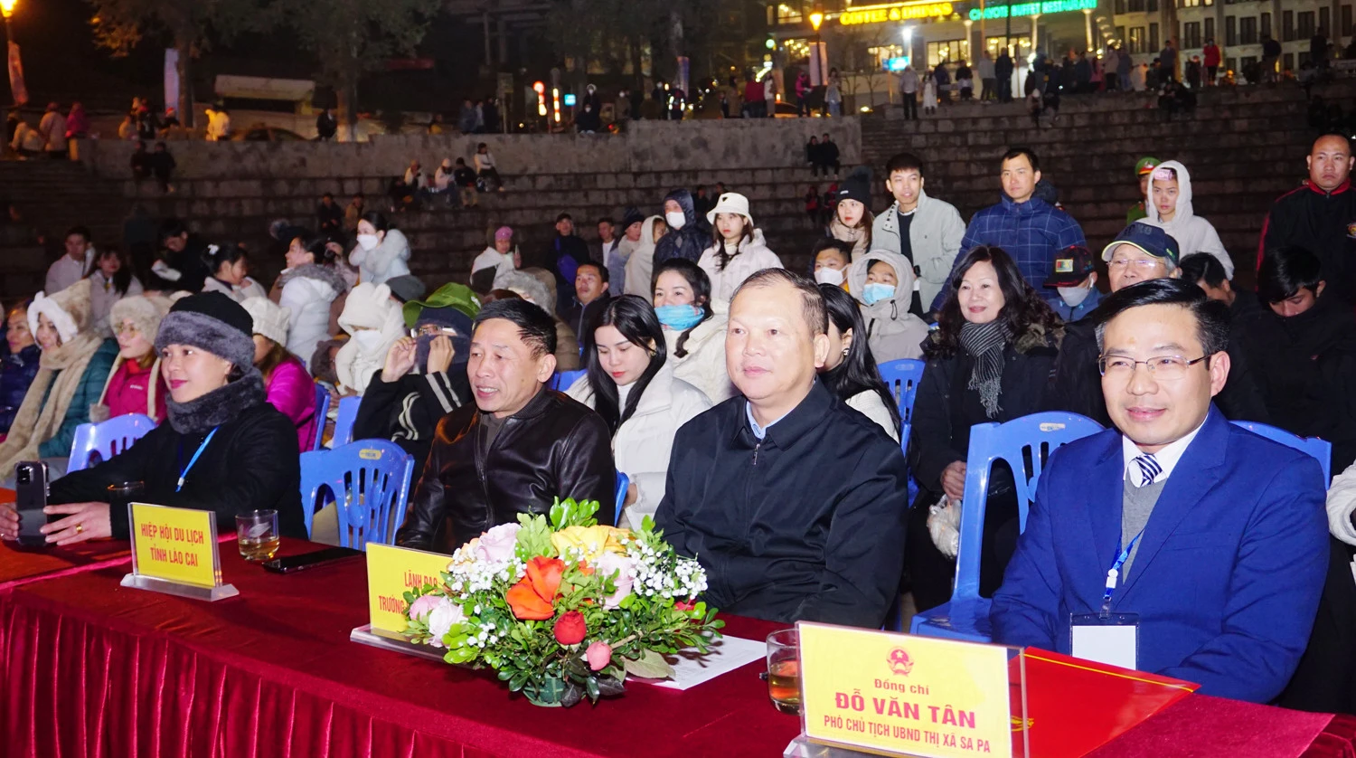 Các đại biểu và người dân tham dự lễ khai mạc.