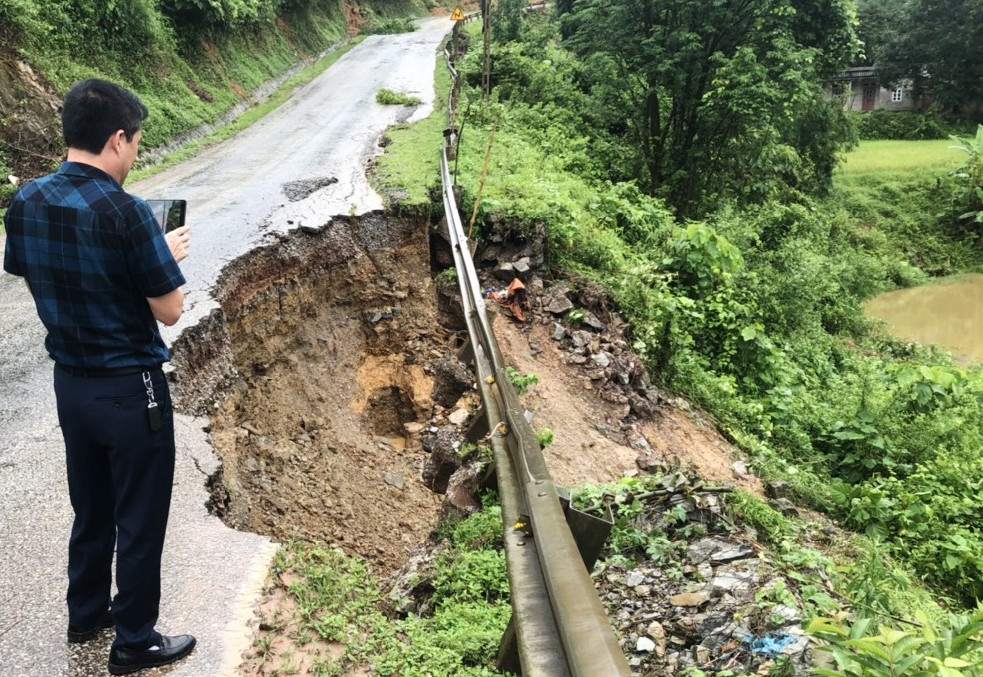 Mưa lũ làm sạt lở nhiều tuyến đường giao thông trên địa bàn tỉnh ảnh 2