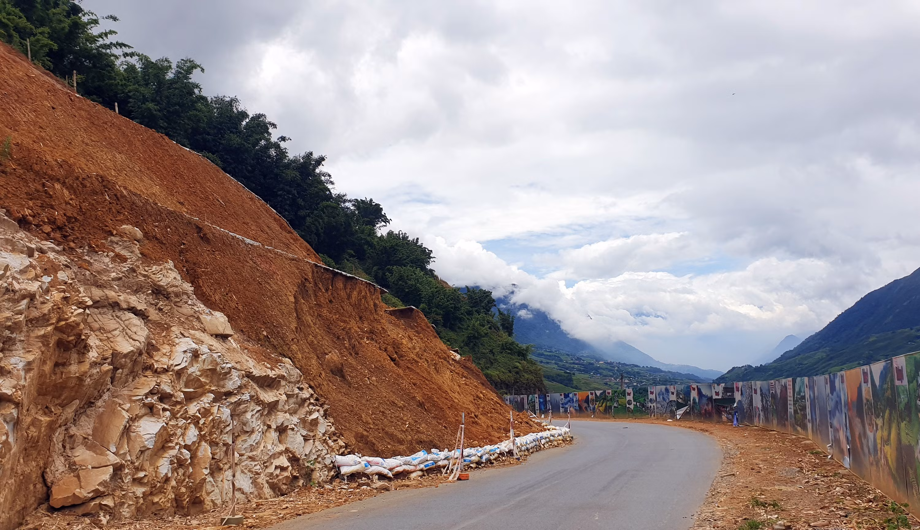 Điểm sạt lở tại đoạn đường thuộc địa phận xã Ta Van diễn ra nhiều tháng nay nhưng vẫn chưa được khắc phục triệt để.