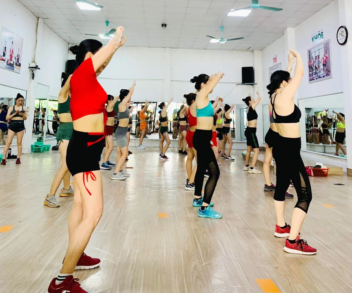 Các hội viên nhảy aerobic.