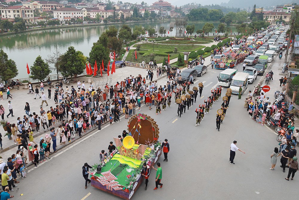 Thời tiết Sa Pa thuận lợi để diễn ra các hoạt động biểu diễn nghệ thuật đường phố. Biểu diễn múa của người Giáy. Trang phục của người Tày năm nay được thêm nhiều chi tiết mới.
