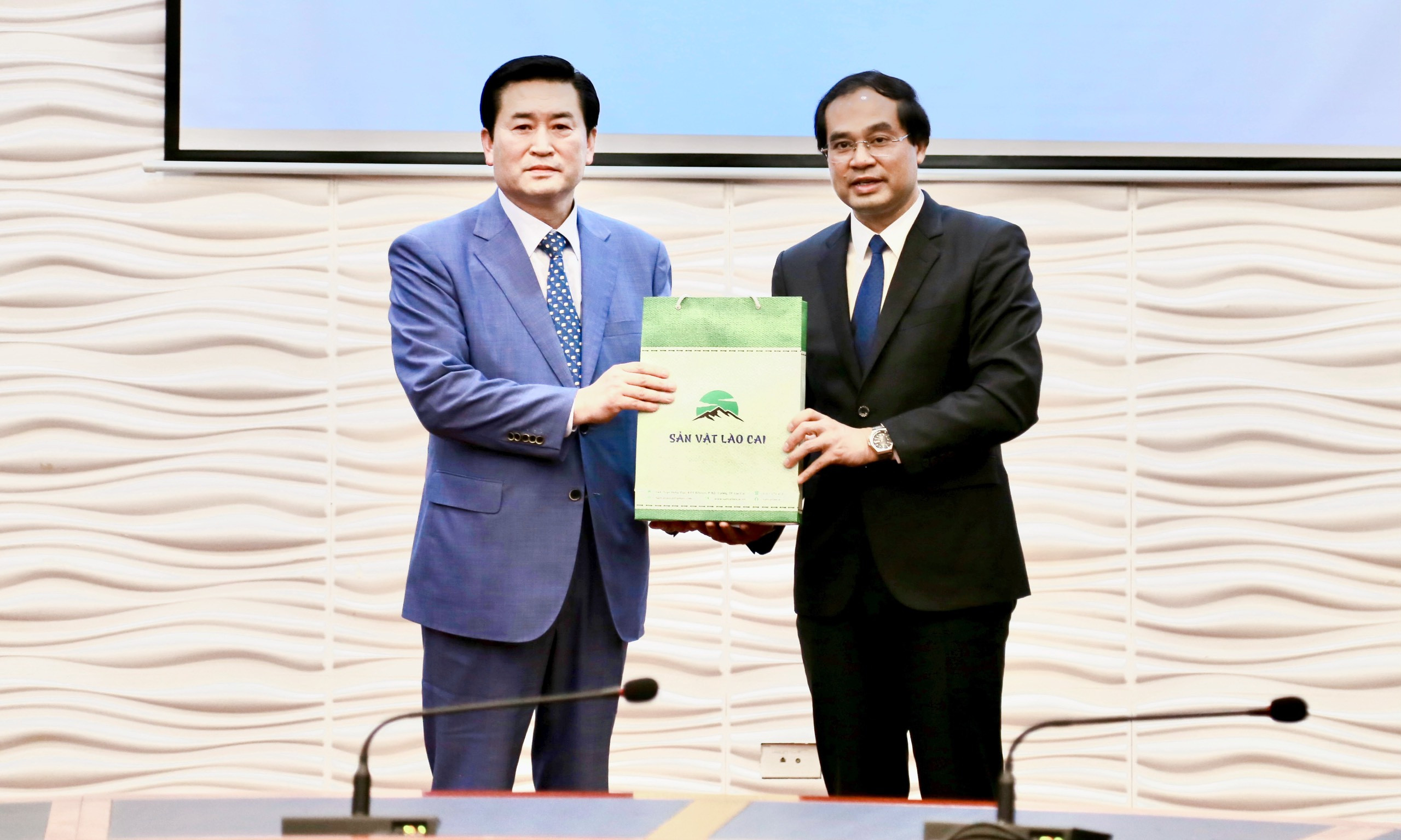 Chủ tịch UBND tỉnh Trịnh Xuân Trường tiếp và làm việc với Đoàn Chủ tịch Hiệp hội Kinh tế Văn hóa Hàn Quốc - Việt Nam ảnh 4 Chủ tịch UBND tỉnh Trịnh Xuân Trường tiếp và làm việc với Đoàn Chủ tịch Hiệp hội Kinh tế Văn hóa Hàn Quốc - Việt Nam ảnh 4