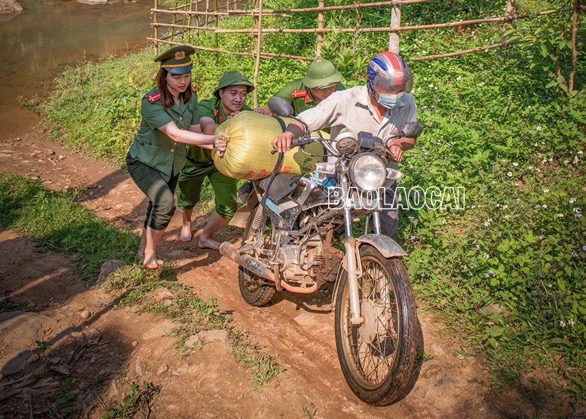 Chiến sỹ công an vì nhân dân phục vụ ảnh 5