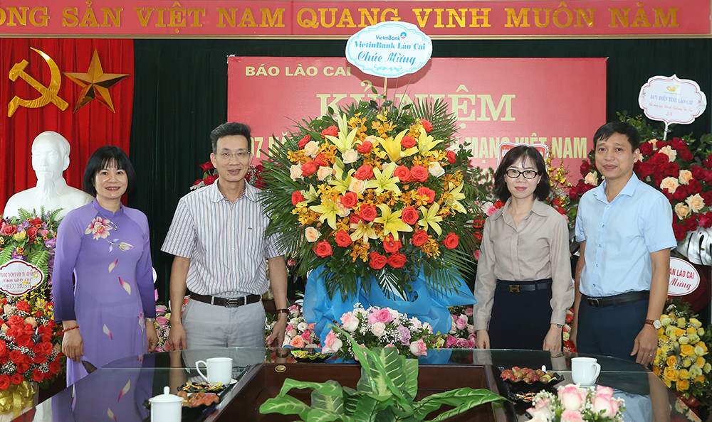 Các cơ quan, đơn vị, địa phương chúc mừng Báo Lào Cai nhân 97 năm Ngày Báo chí cách mạng Việt Nam ảnh 38