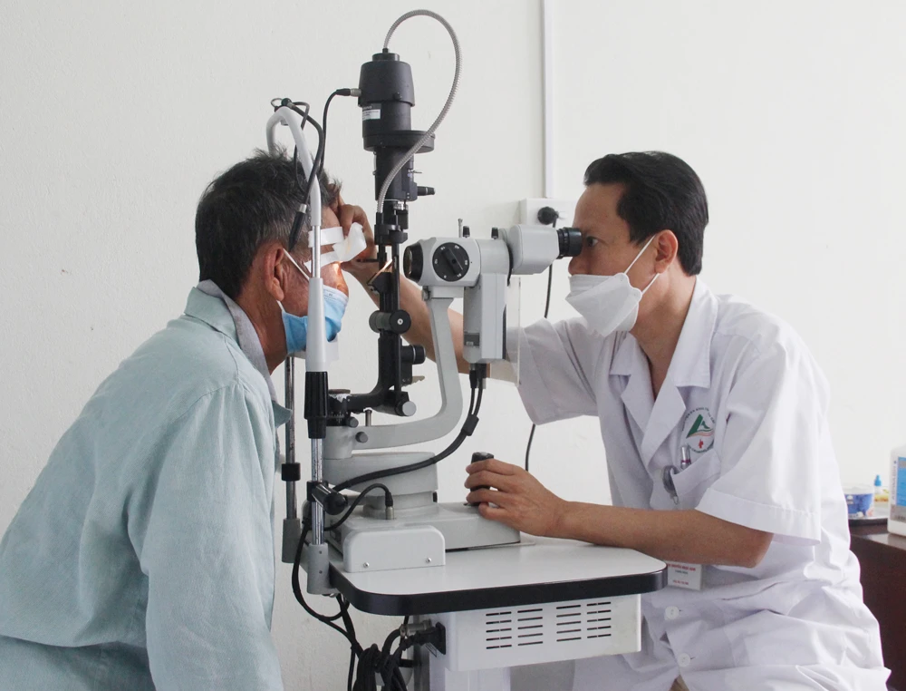 Bác sỹ Nguyễn Ngọc Nam khám mắt cho bệnh nhân sau phẫu thuật.
