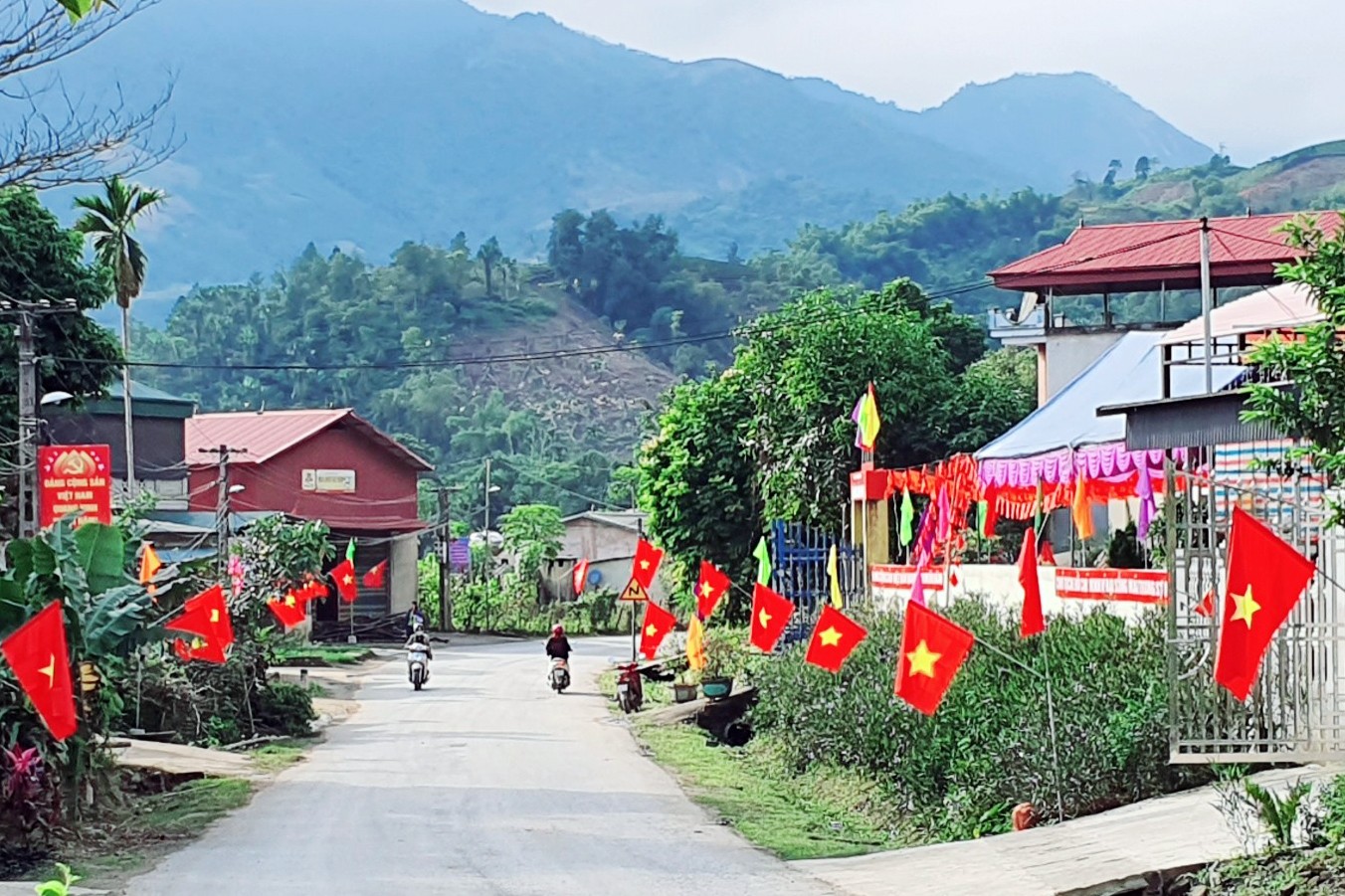 Công trình thanh niên “Đường cờ” của đoàn viên, thanh niên xã Phú Nhuận chào mừng đại hội đoàn các cấp.