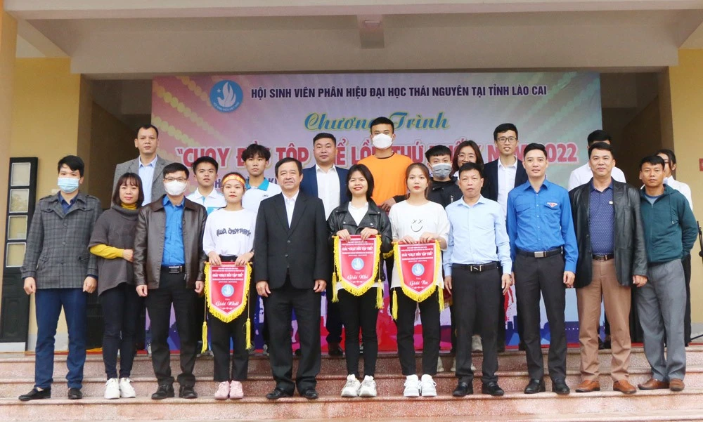 Hơn 1.000 sinh viên Phân hiệu Đại học Thái Nguyên tại Lào Cai tham gia chạy đều tập thể ảnh 4