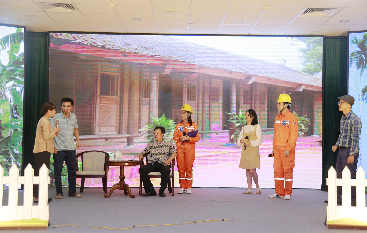 Phần thi chào hỏi của đội Điện lực TP Lào Cai.