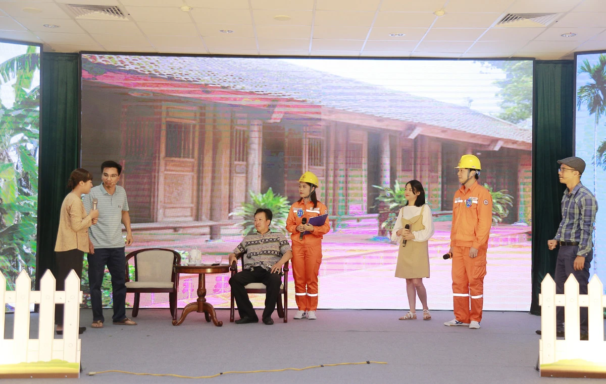 Phần thi chào hỏi của đội Điện lực TP Lào Cai.