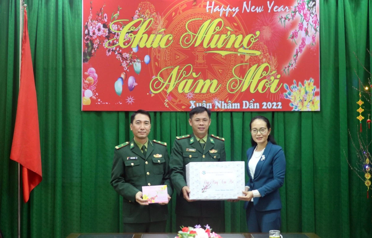 Huyện ủy Bắc Hà tặng quà Tết Đồn Biên phòng Bát Xát ảnh 1