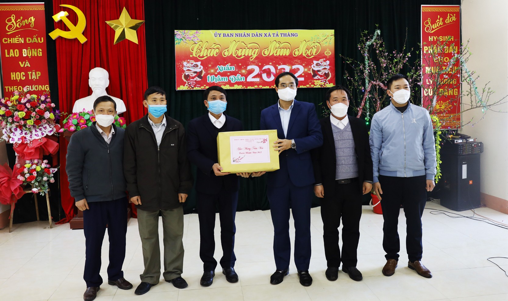 Chủ tịch UBND tỉnh Trịnh Xuân Trường thăm, tặng quà Tết tại huyện Mường Khương ảnh 13