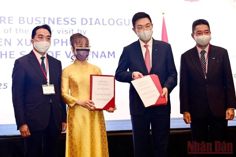 Chủ tịch Sovico Nguyễn Thị Phương Thảo trao Biên bản ghi nhớ hợp tác cho Tổng giám đốc Tập đoàn Keppel Loh Chin Hua về phát triển các giải pháp năng lượng và đô thị hóa bền vững tại Việt Nam. Chủ tịch Sovico Nguyễn Thị Phương Thảo trao Biên bản ghi nhớ hợp tác cho Tổng giám đốc Tập đoàn Keppel Loh Chin Hua về phát triển các giải pháp năng lượng và đô thị hóa bền vững tại Việt Nam.