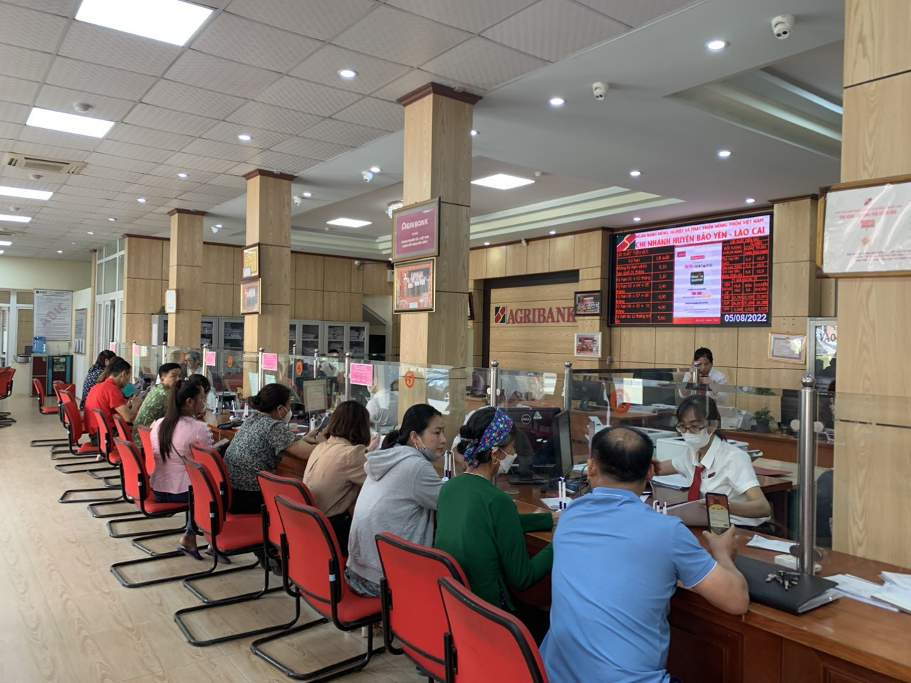 Khách hàng giao dịch tại Agribank Chi nhánh Bảo Yên.