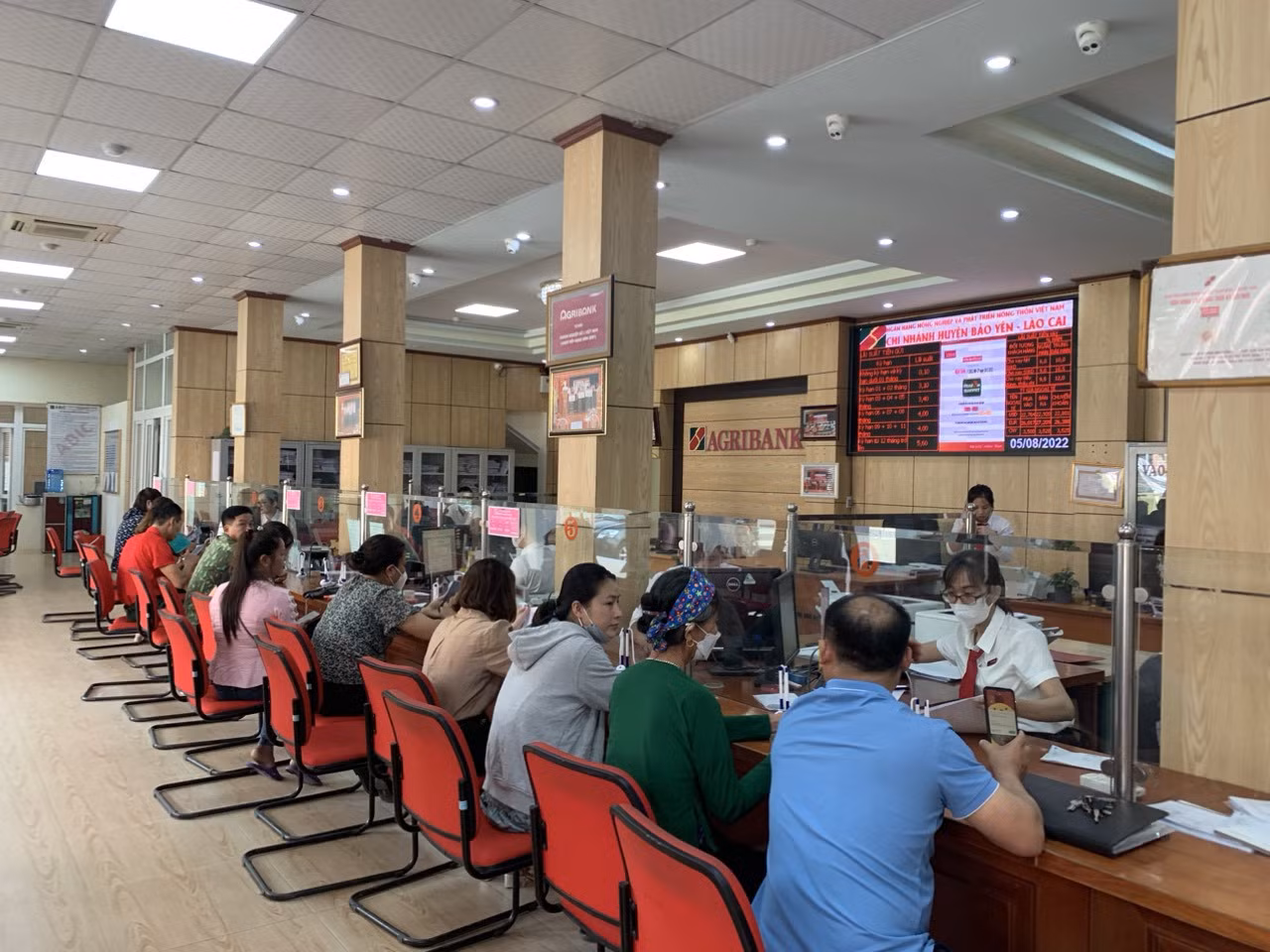 Khách hàng giao dịch tại Agribank Chi nhánh Bảo Yên.