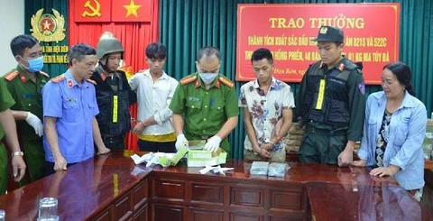 Lực lượng chức năng kiểm tra tang vật.