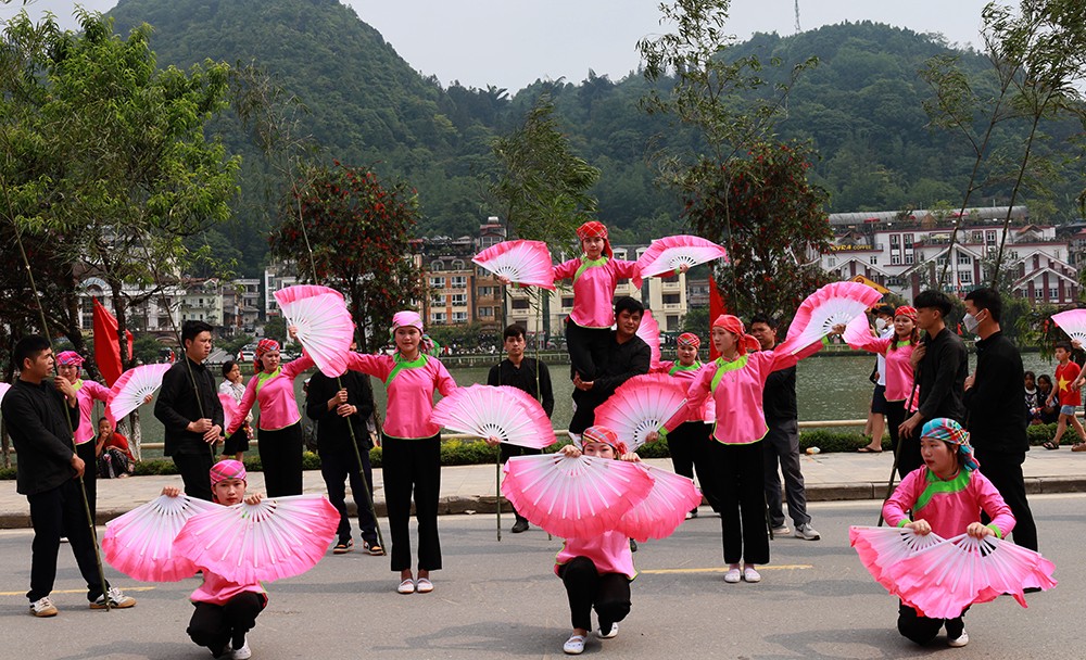 Thời tiết Sa Pa thuận lợi để diễn ra các hoạt động biểu diễn nghệ thuật đường phố. Biểu diễn múa của người Giáy. Trang phục của người Tày năm nay được thêm nhiều chi tiết mới.