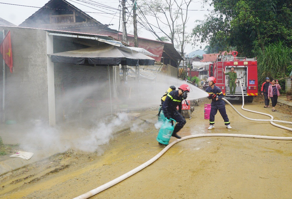 Bắc Hà: Diễn tập phòng cháy, chữa cháy và cứu nạn, cứu hộ tại cơ sở kinh doanh gas và lưu trú ảnh 2 Bắc Hà: Diễn tập phòng cháy, chữa cháy và cứu nạn, cứu hộ tại cơ sở kinh doanh gas và lưu trú ảnh 2