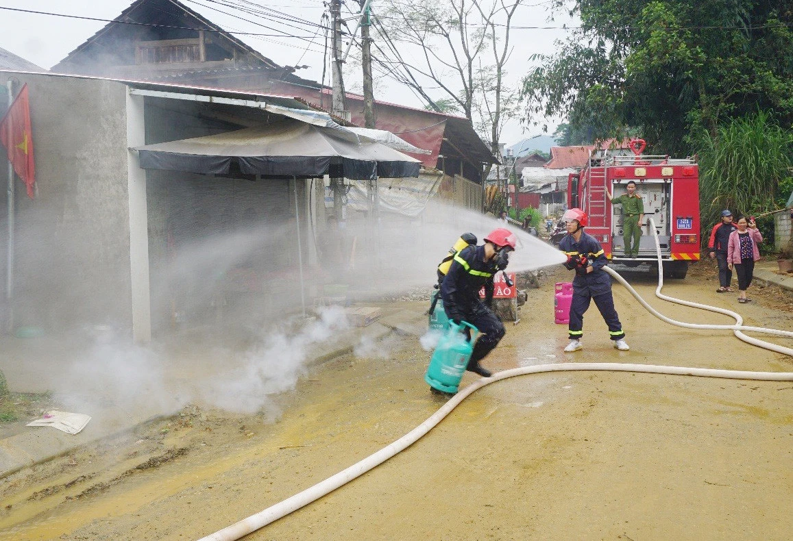 Bắc Hà: Diễn tập phòng cháy, chữa cháy và cứu nạn, cứu hộ tại cơ sở kinh doanh gas và lưu trú ảnh 2