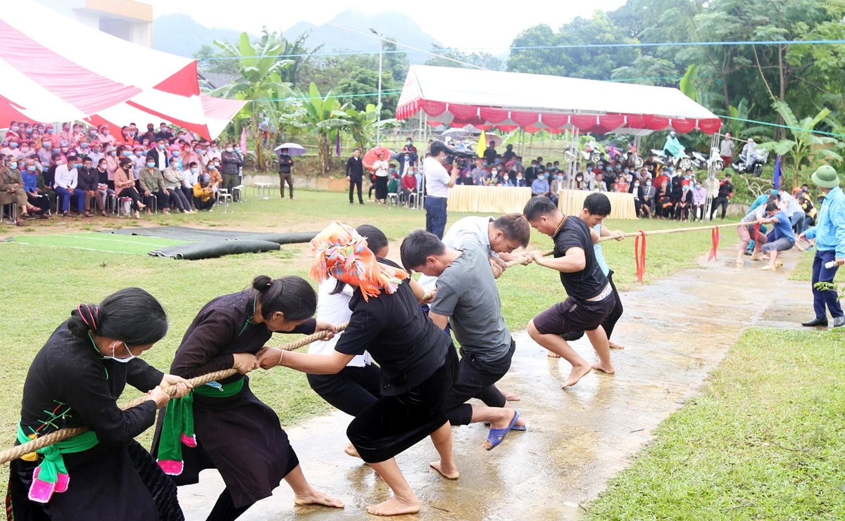 Các môn thể thao truyền thống như đẩy gậy, kéo co được đồng bào các dân tộc trong tỉnh tổ chức vào những dịp lễ, Tết. Các môn thể thao truyền thống như đẩy gậy, kéo co được đồng bào các dân tộc trong tỉnh tổ chức vào những dịp lễ, Tết.