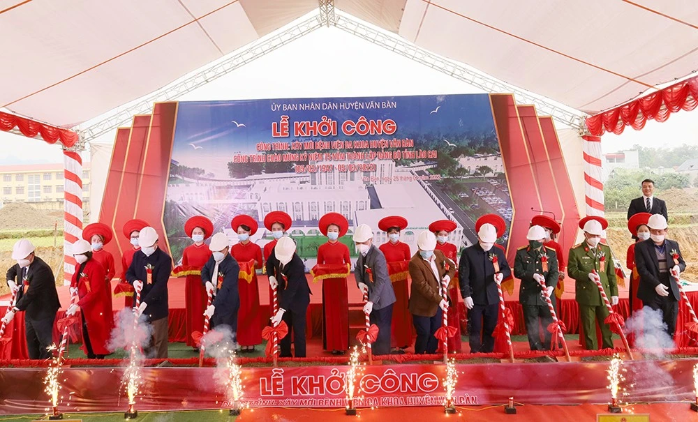 Các đại biểu thực hiện nghi thức khởi công công trình.