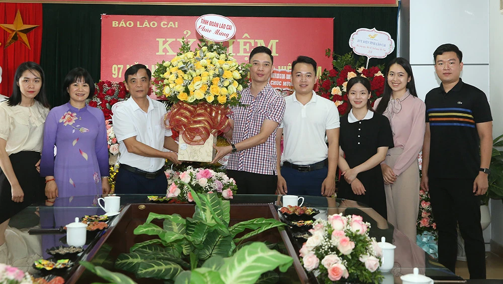 Các cơ quan, đơn vị, địa phương chúc mừng Báo Lào Cai nhân 97 năm Ngày Báo chí cách mạng Việt Nam ảnh 16 Các cơ quan, đơn vị, địa phương chúc mừng Báo Lào Cai nhân 97 năm Ngày Báo chí cách mạng Việt Nam ảnh 16