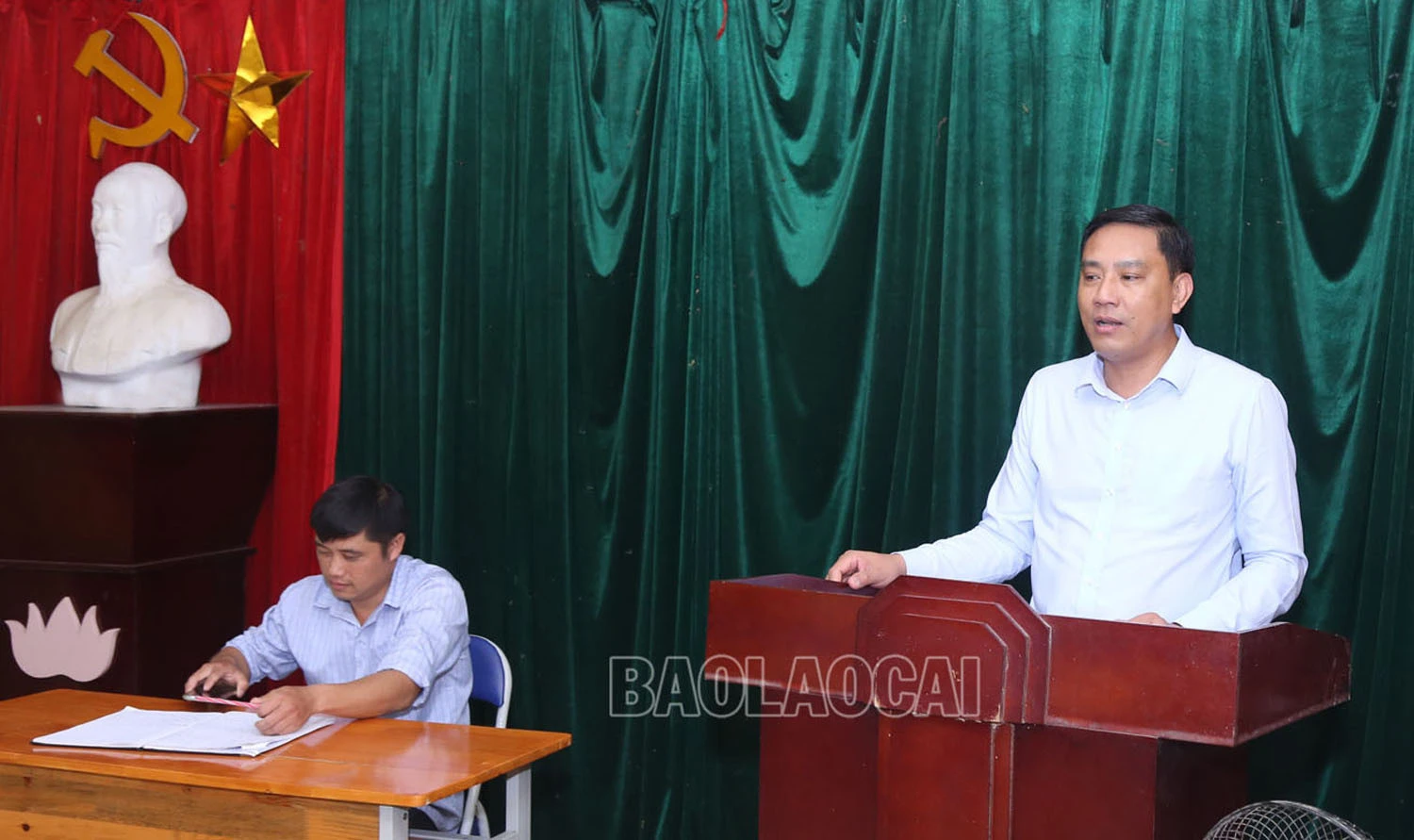 Phó Bí thư Tỉnh ủy Hoàng Giang phát biểu tại buổi sinh hoạt Chi bộ thôn Na Pá và Chi bộ thôn Nậm Hán 2. Phó Bí thư Tỉnh ủy Hoàng Giang phát biểu tại buổi sinh hoạt Chi bộ thôn Na Pá và Chi bộ thôn Nậm Hán 2.