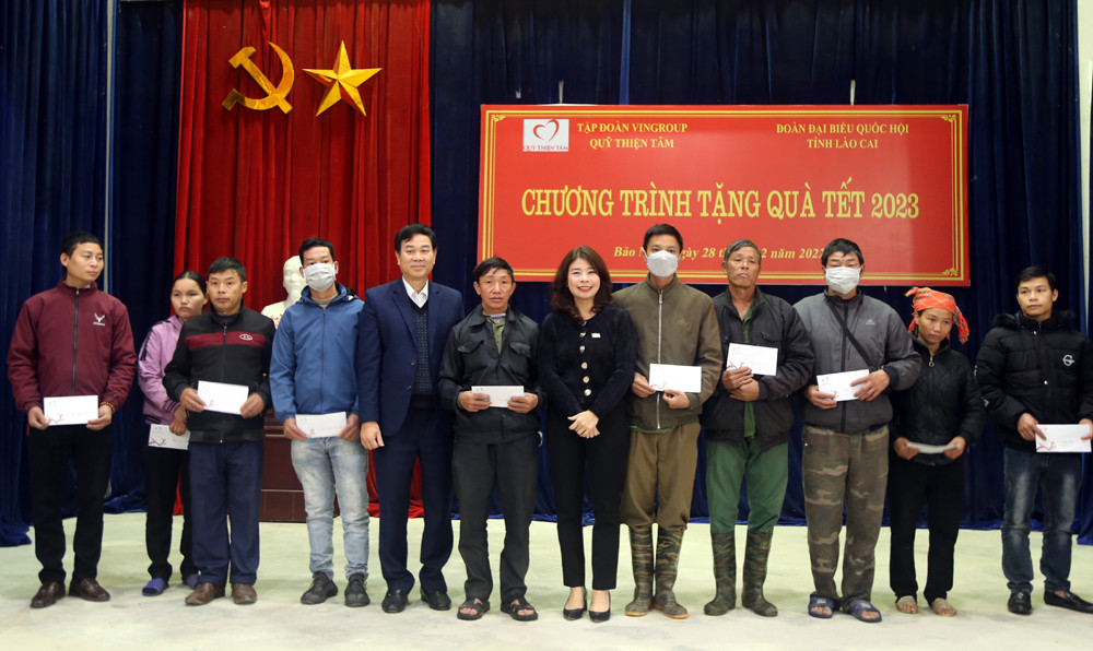 Tặng quà các hộ nghèo tại xã Bảo Nhai.