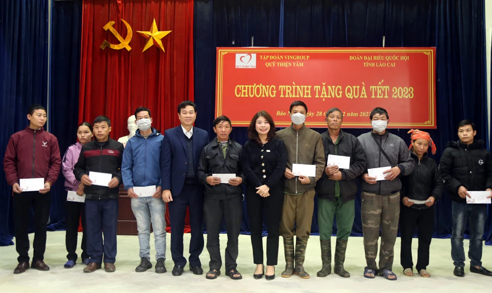 Tặng quà các hộ nghèo tại xã Bảo Nhai.