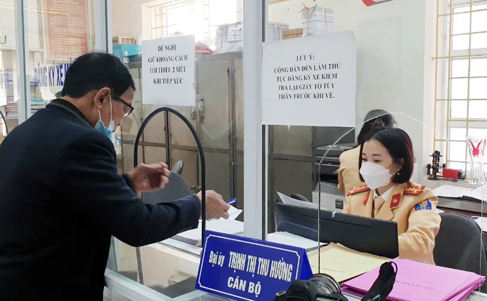 Việc tiếp nhận hồ sơ đăng ký cấp biển số đối với ô tô, máy kéo, rơ moóc được phân cấp cho công an cấp huyện, thị xã từ ngày 21/5/2022.