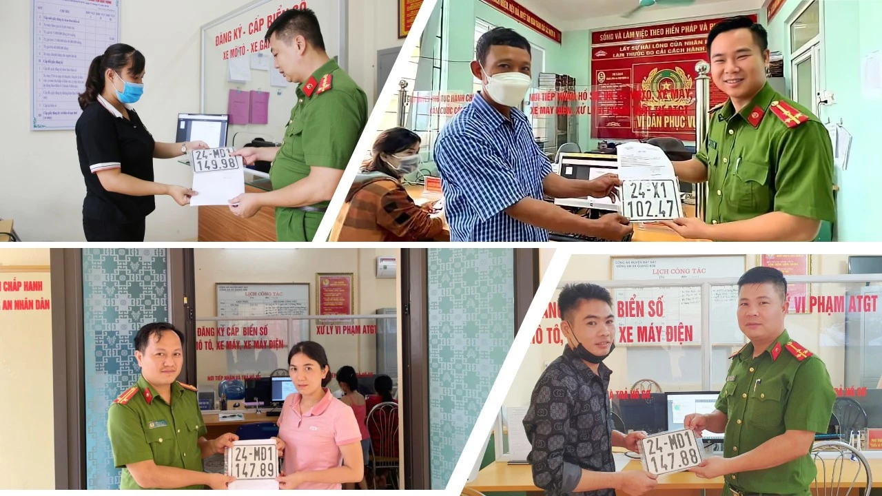 Niềm vui của công dân khi nhận biển số xe từ lực lượng công an xã.