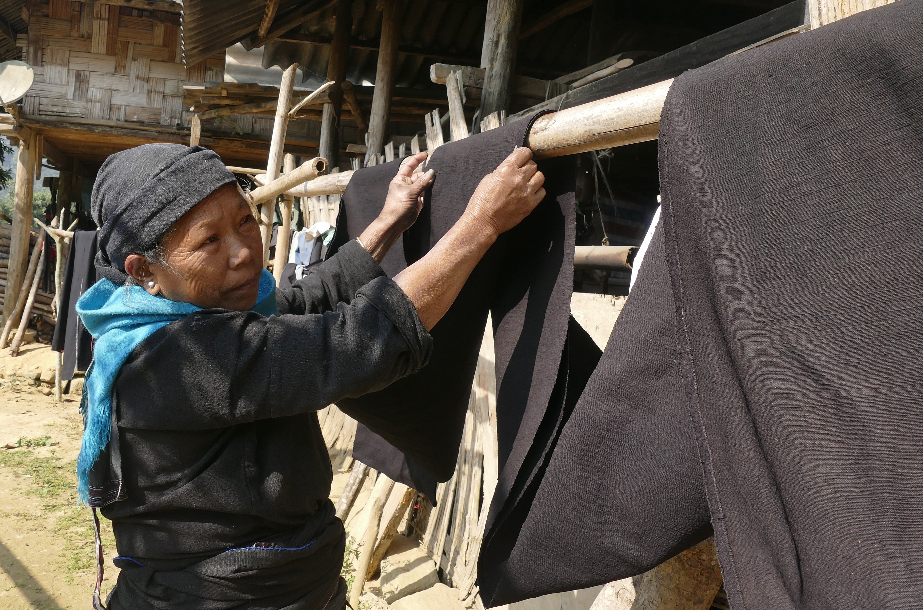 Dệt vải là nghề truyền thống của phụ nữ La Chí.