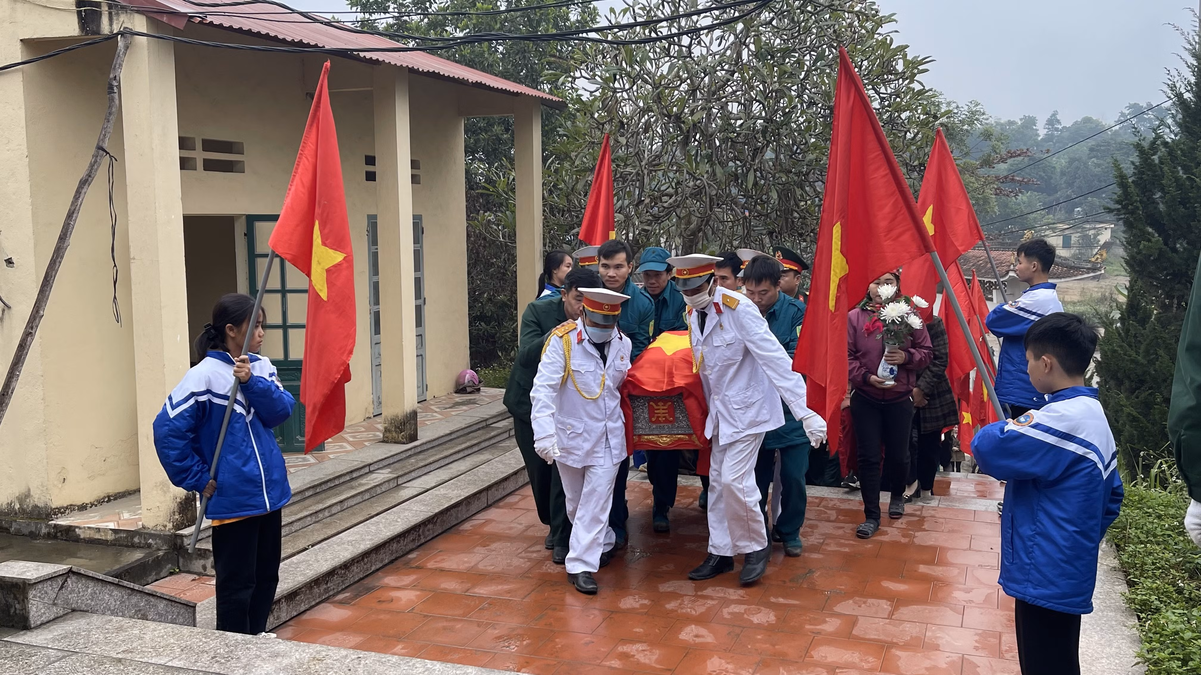 Nghi thức an táng hài cốt liệt sỹ Hoàng Văn Tinh.