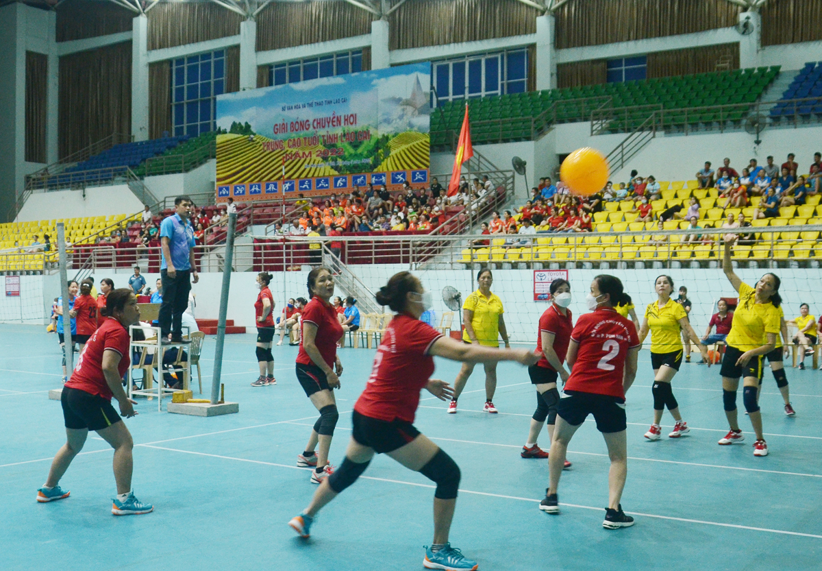 Trận đấu đầu tiên sau lễ khai mạc ở nội dung bóng chuyền hơi nữ trên 56 tuổi giữa đội Pom Hán gặp đội Soi Tiền. Trận bóng nội dung nam trên 56 tuổi giữa đội Cốc Lếu gặp đội Tằng Loỏng.