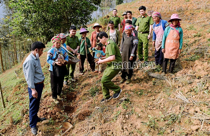 Chiến sỹ công an vì nhân dân phục vụ ảnh 1