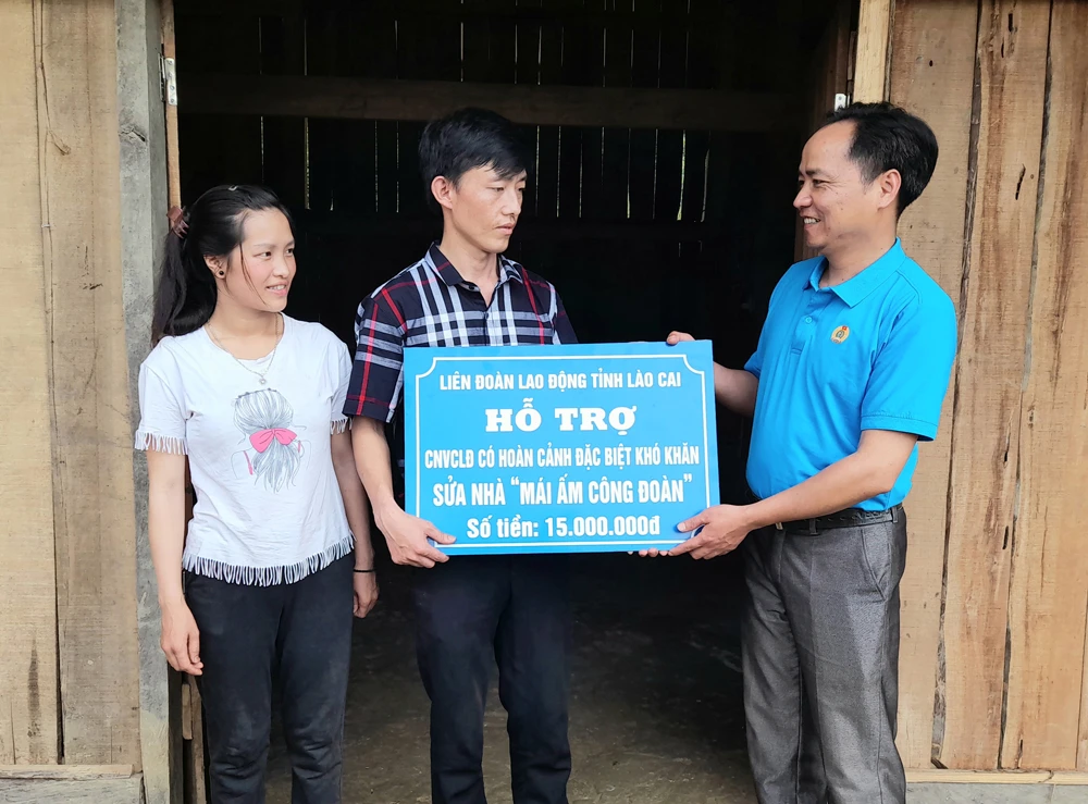 Trao hỗ trợ tiền làm nhà cho gia đình đoàn viên công đoàn Thào A Mình.