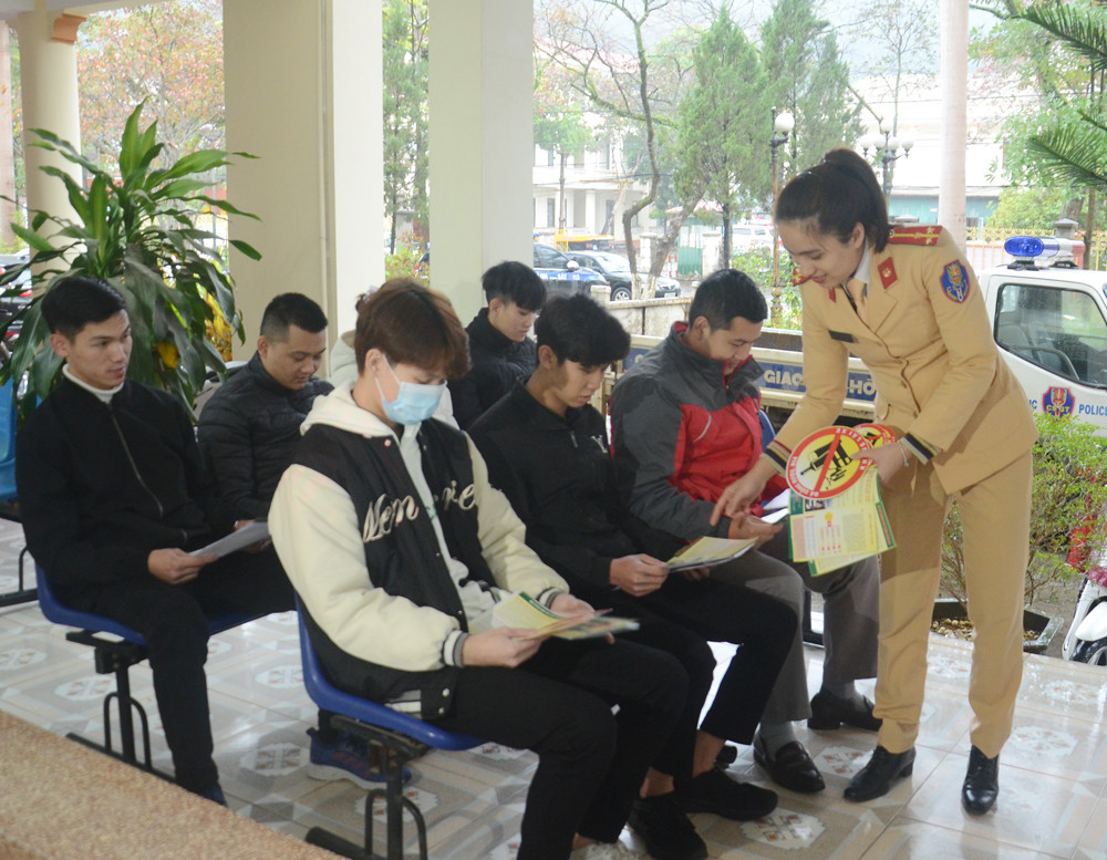 Phát tờ rơi giới thiệu và hướng dẫn dịch vụ công trực tuyến trong lĩnh vực giao thông. Hướng dẫn người dân quét mã QR để thực hiện dịch vụ công trực tuyến trong lĩnh vực giao thông.