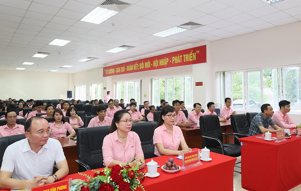 Cán bộ, phóng viên, biên tập viên, phát thanh viên và nhân viên Đài Phát thanh – Truyền hình tỉnh tham dự buổi gặp mặt.