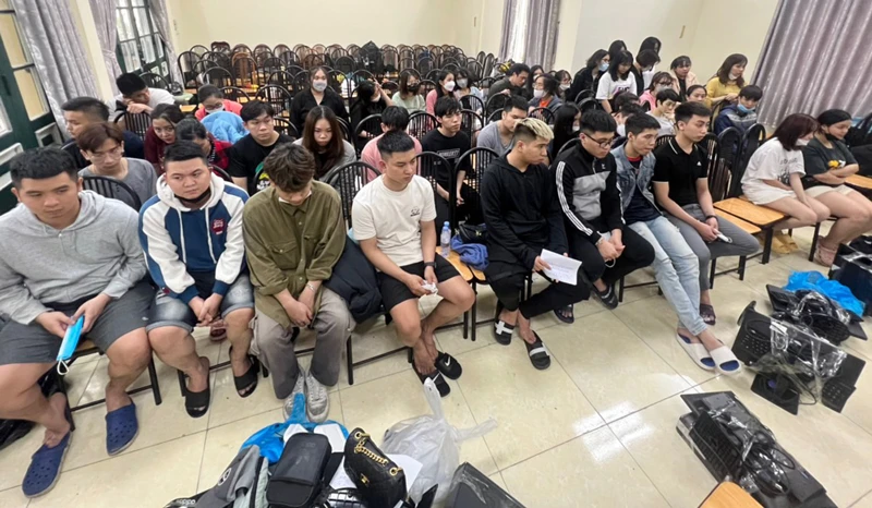 Các đối tượng trong đường dây cho vay nặng lãi qua ứng dụng (app) theo kiểu "tín dụng đen" có quy mô xuyên quốc gia bị bắt đưa về Phòng Cảnh sát hình sự (Công an thành phố Hà Nội).