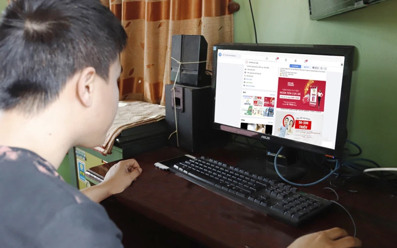 Người dân cần tìm hiểu kỹ các thông tin để tránh bị sập “bẫy” vay tiền trên mạng. Ảnh: Đỗ Tâm
