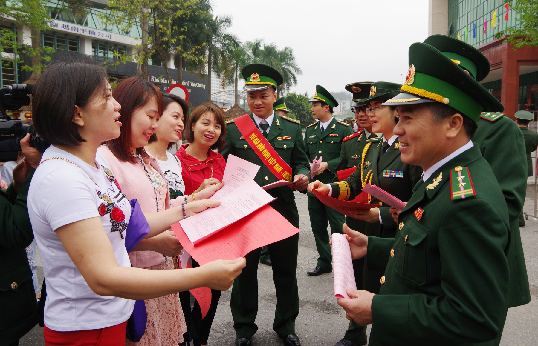 Giao lưu hữu nghị đồn - trạm giữa Bộ đội Biên phòng Lào Cai và Công an biên giới tỉnh Vân Nam (Trung Quốc).