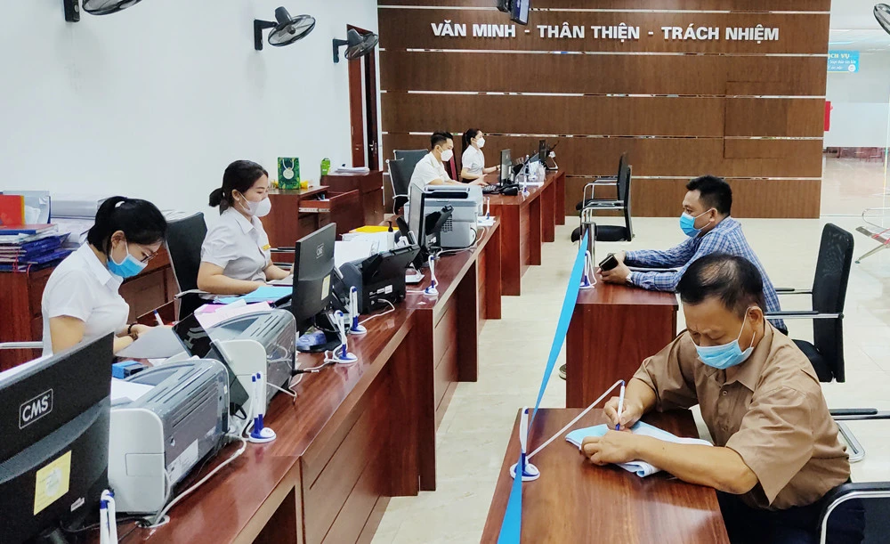 Người dân đến giao dịch tại Trung tâm Phục vụ hành chính công tỉnh Lào Cai.