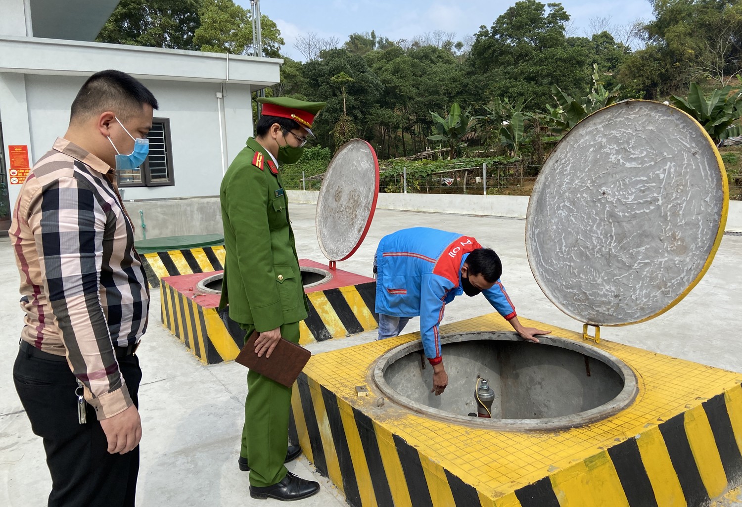 Kiểm tra hệ thống nhập hàng xăng, dầu tại cửa hàng xăng dầu Nam Cường.